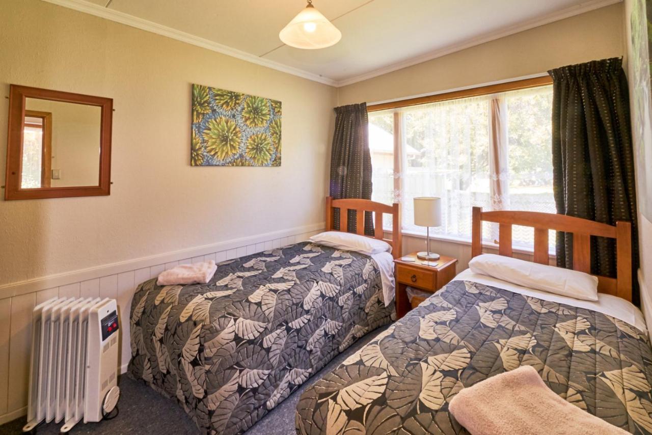 Accommodation Fiordland The Bach - One Bedroom Cottage At 226B Milford Road Te Anau Eksteriør billede