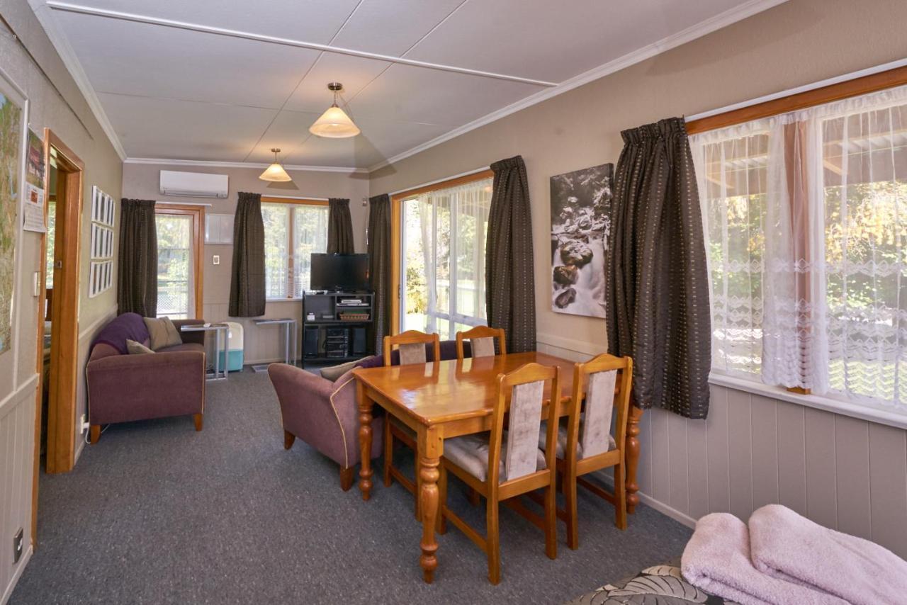 Accommodation Fiordland The Bach - One Bedroom Cottage At 226B Milford Road Te Anau Eksteriør billede